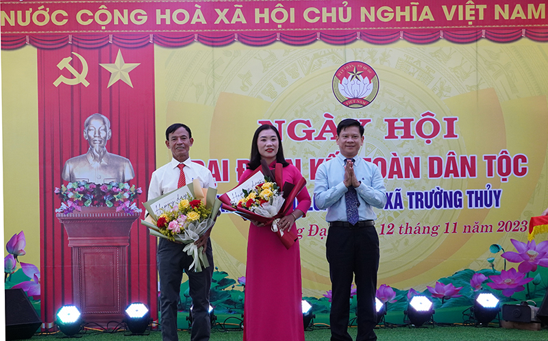 Đồng chí Bí thư Huyện ủy Lệ Thủy Lê Vĩnh Thế tặng hoa chúc mừng KDC Long Đại.