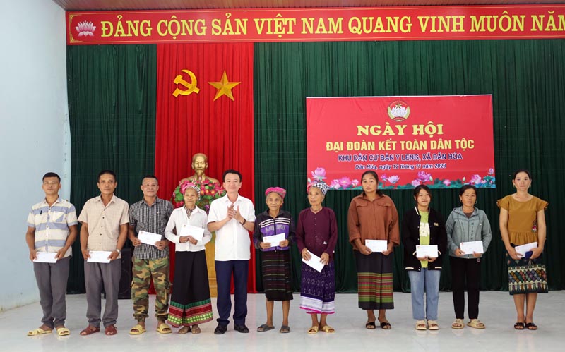 Đồng chí Trần Quang Minh, Phó Chủ tịch UBMTTQVN tỉnh chúc mừng, tặng các suất quà cho các hộ gia đình tiêu biểu, hộ có hoàn cảnh khó khăn trên địa bàn bản Y Leng, xã Dân Hóa.