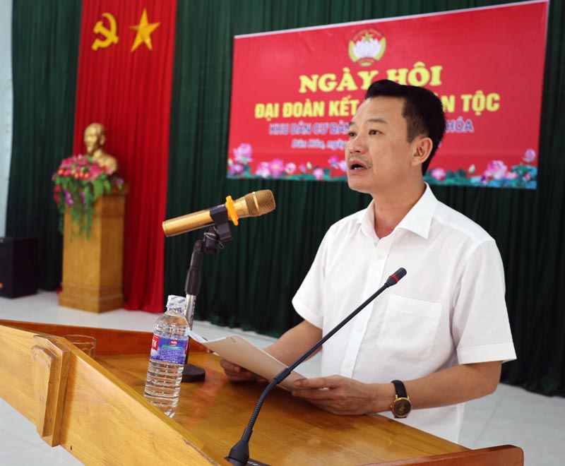 Đồng chí Trần Quang Minh, Phó Chủ tịch UBMTTQVN tỉnh phát biểu tại ngày hội.