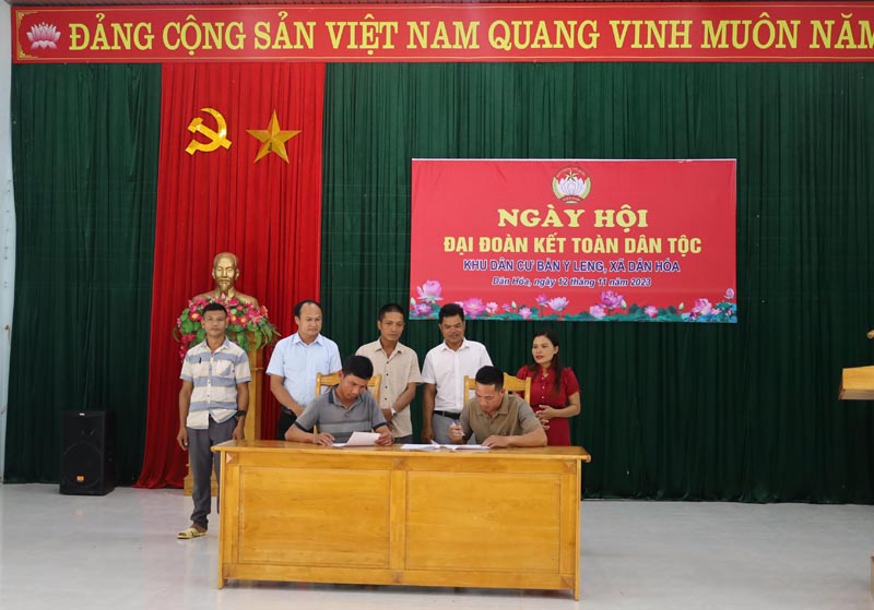 Bà con bản Y Leng, xã Dân Hóa ký kết thi đua xây dựng gia đình văn hoá, bản văn hoá.