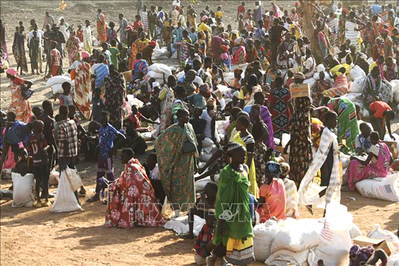 Người dân tị nạn nhận lương thực cứu trợ tại Bentiu, Nam Sudan ngày 6/2/2023. Ảnh: AFP/TTXVN