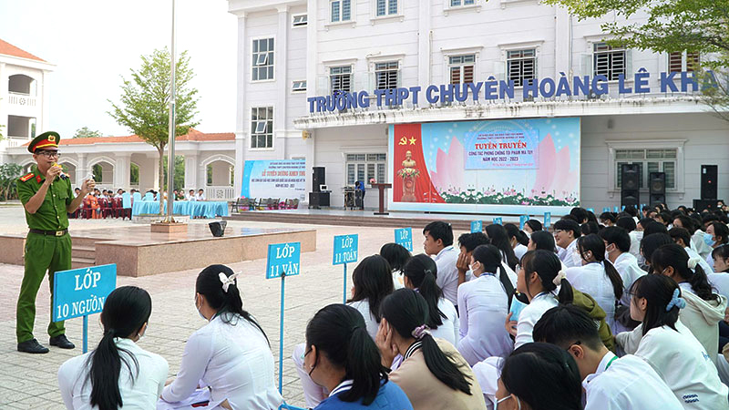 Cán bộ Đội cảnh sát điều tra tội phạm về ma túy Công an TP.Tây Ninh (tỉnh Tây Ninh) tuyên truyền về phòng, chống ma túy tại Trường THPT chuyên Hoàng Lê Kha.