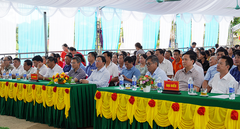 Đồng chí Phó Chủ tịch Thường trực UBND tỉnh Đoàn Ngọc Lâm và các đại biểu dự Ngày hội Đại đoàn kết toàn dân tộc tại khu dân cư thôn 2 Thiết Sơn.