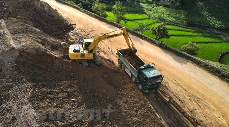 Nhà thầu thi công một dự án cải tạo, nâng cấp đoạn tuyến Quốc lộ. (Ảnh: Việt Hùng/Vietnam+)