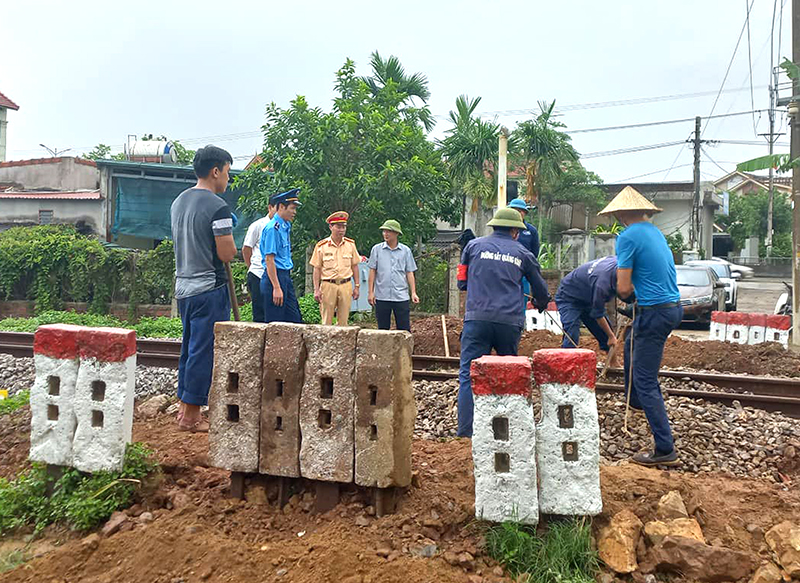 Lực lượng chức năng tiến hành đóng 1 lối đi tự mở qua đường sắt.