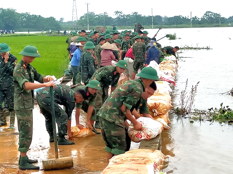 Đồn Biên phòng cửa khẩu cảng Chân Mây sơ tán người dân ở vùng trũng thấp. Ảnh: qdnd.vn