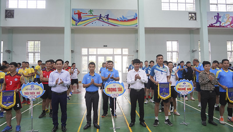 Ban tổ chức tặng cờ lưu niệm cho các đơn vị tham gia giải