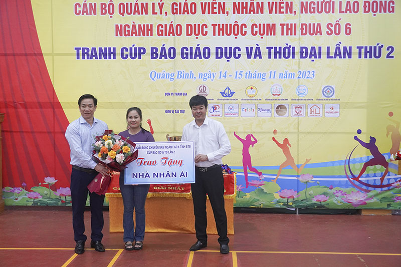 Ban tổ chức trao tặng công trình nhà nhân ái cho cô giáo Nguyễn Thị Lan Phương