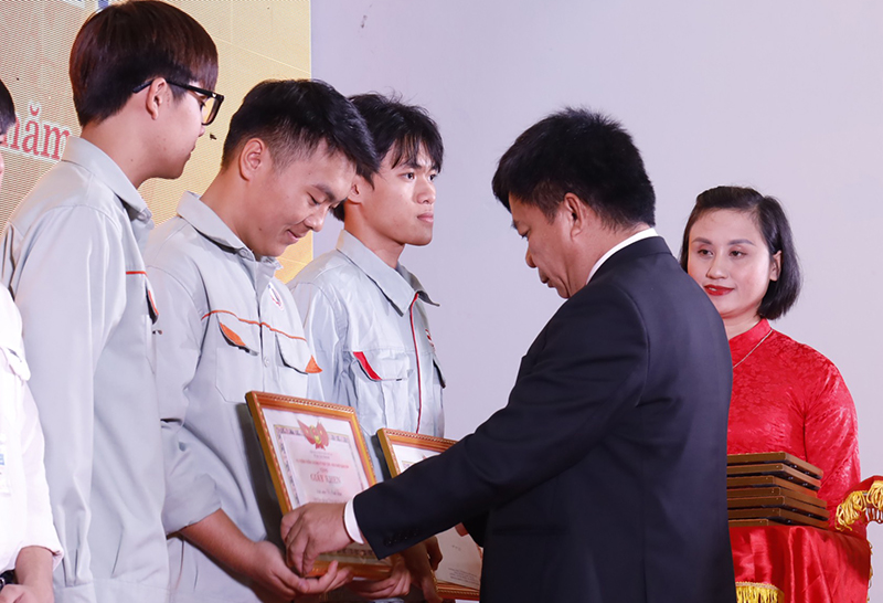 Khen thưởng cho em học sinh, sinh viên có thành tích cao trong học tập năm học 2022-2023. 