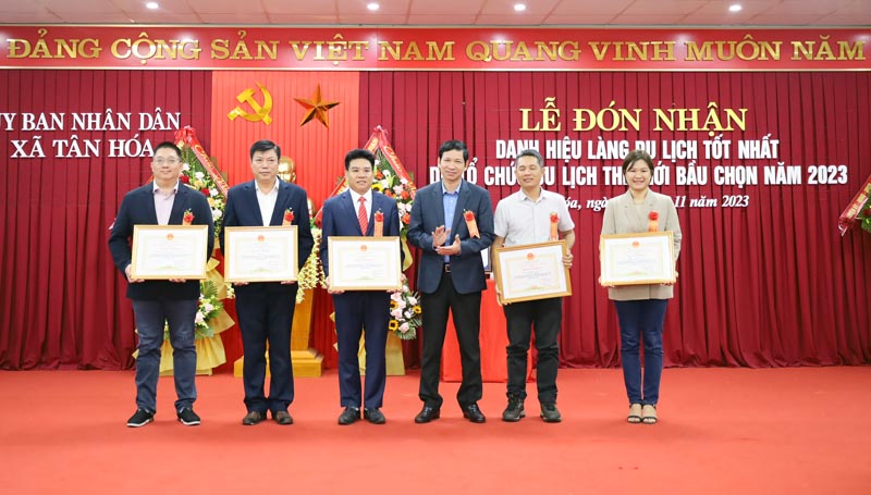 ác tập thể, cá nhân được Chủ tịch UBND tỉnh đã tặng bằng khen nhờ có thành tích xuất sắc trong việc xã Tân Hóa, huyện Minh Hóa đạt danh hiệu Làng Du lịch tốt nhất do Tổ chức Du lịch thế giới bầu chọn năm 2023.
