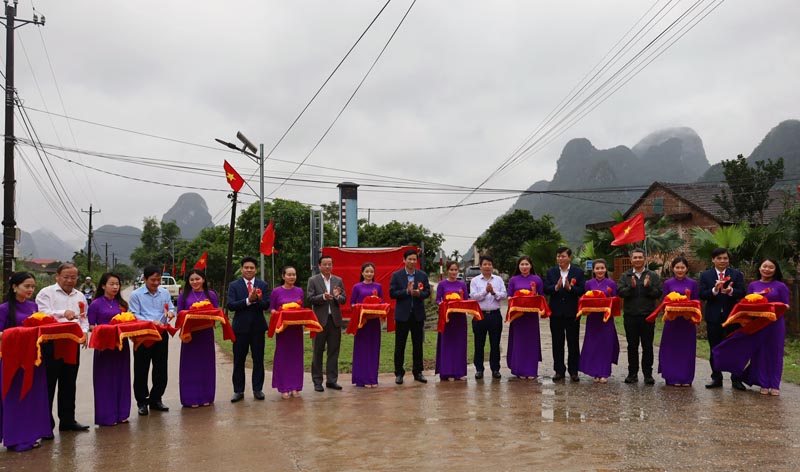 Các đồng chí lãnh đạo cắt băng khánh thành biển Làng Du lịch tốt nhất thế giới tại xã Tân Hóa.