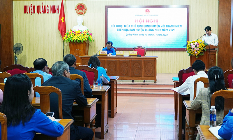 Đồng chí Chủ tịch UBND huyện Quảng Ninh Phạm Trung Đông phát biểu tại hội nghị.