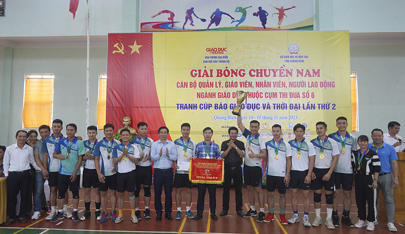 Ban tổ chức trao giải nhất cho đội bóng của Sở GD-ĐT Nghệ An.