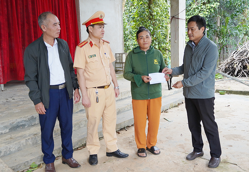 Đoàn công tác của Ban ATGT huyện Bố Trạch trao quà hỗ trợ cho gia đình có nạn nhân bị tử vong do TNGT trên địa bàn thị trấn Nông trường Việt Trung.
