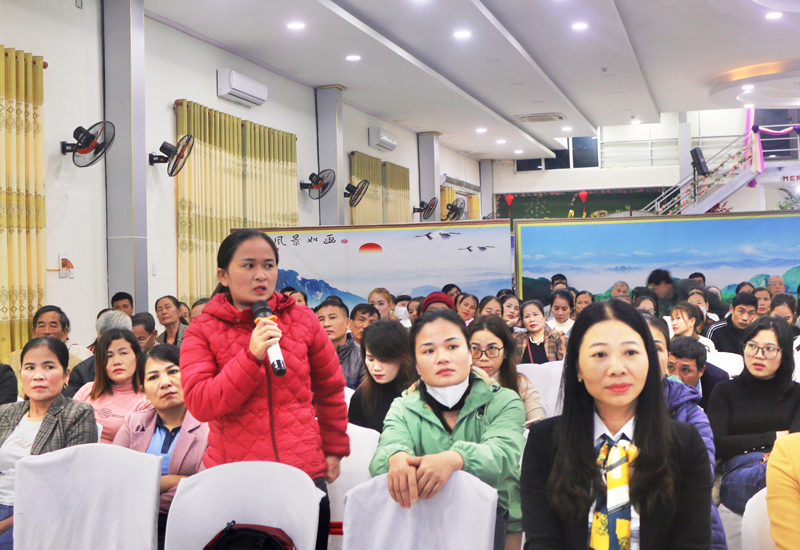 Các hội viên nông dân huyện Tuyên Hóa trình bày những thắc mắc liên quan đến chính sách BHXH tự nguyện, BHYT hộ gia đình.