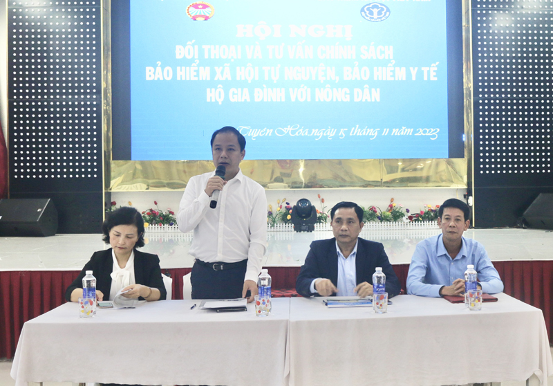 Đại diện Hội Nông dân Việt Nam giải đáp thắc mắc liên của các hội viên nông dân huyện Tuyên Hóa.