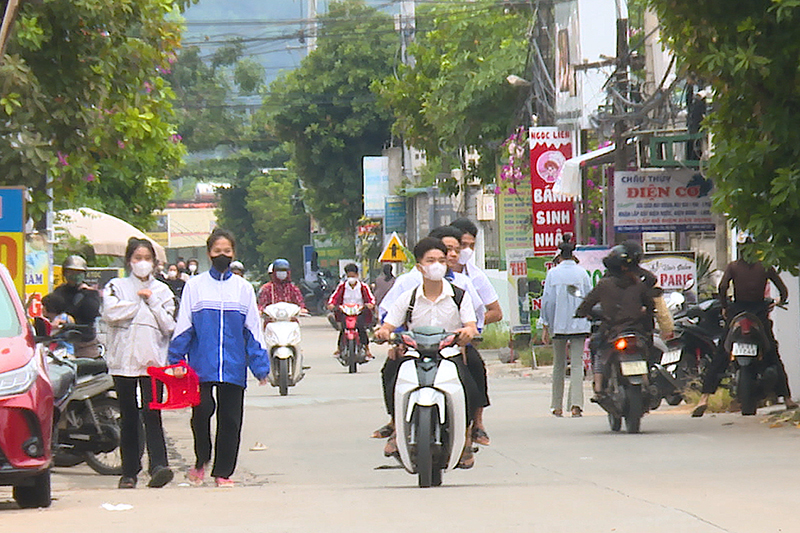 Nhiều học sinh đi xe mô tô, xe máy đến trường tiềm ẩn nhiều nguy cơ gây TNGT.