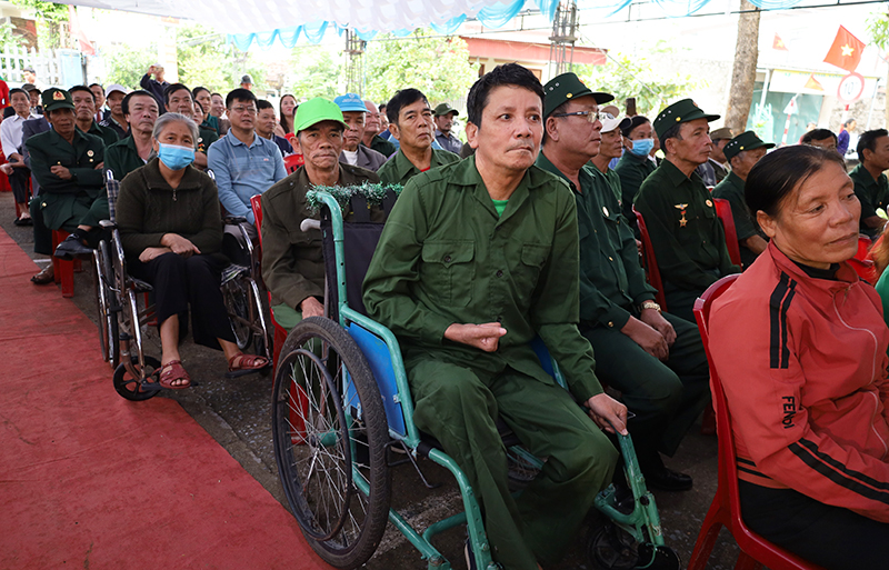 Cán bộ, nhân dân thôn Tân Cảnh dự ngày hội.