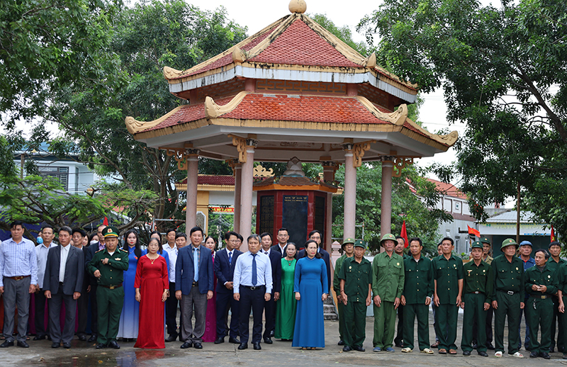 Lễ dâng hương tưởng nhớ các anh hùng liệt sỹ tại Nghĩa trang Liệt sỹ xã Cảnh Dương.