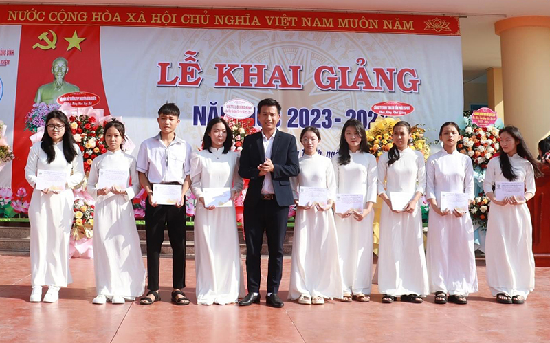 TMT Education trao học bổng cho các  học sinh nghèo vượt khó trên địa bàn tỉnh.