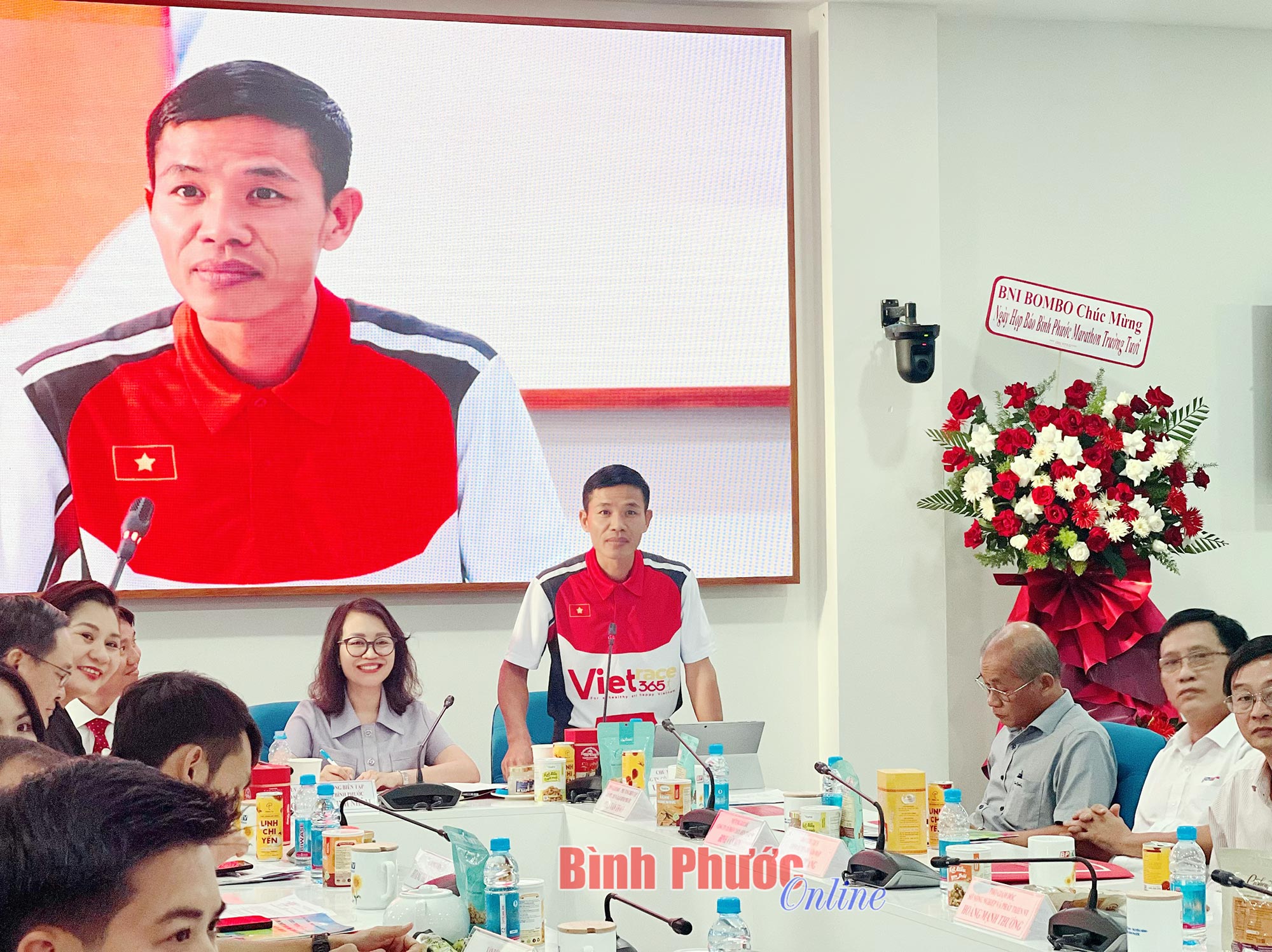 Ông Lê Văn Dương, Chủ tịch HĐQT Công ty Cổ phần Vietrace365 làm rõ thêm một số nội dung các phóng viên, nhà báo quan tâm