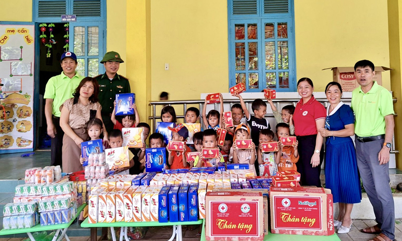  Với sự năng động, nhiệt huyết của Chủ tịch Hội CTĐ huyện Nguyễn Thị Thắm (áo đỏ), công tác nhân đạo, từ thiện trên địa bàn huyện Lệ Thủy ngày càng có sức lan tỏa.