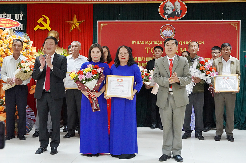 Ban Tổ chức hội thi trao thưởng cho đơn vị đoạt giải nhất.