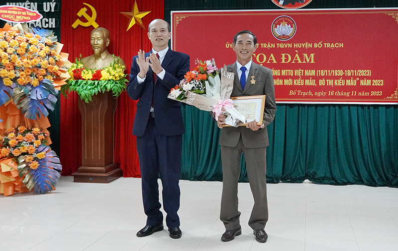 Đại diện lãnh đạo Ủy ban MTTQVN tỉnh tặng kỷ niệm chương “Vì sự nghiệp Đại đoàn kết dân tộc” cho cá nhân có nhiều đóng góp trong công tác Mặt trận.