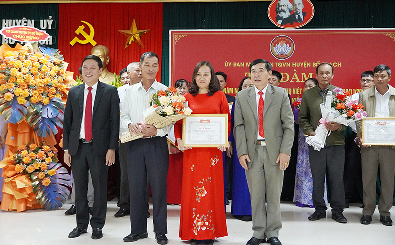  Ban Tổ chức hội thi trao thưởng cho đơn vị đoạt giải nhì.
