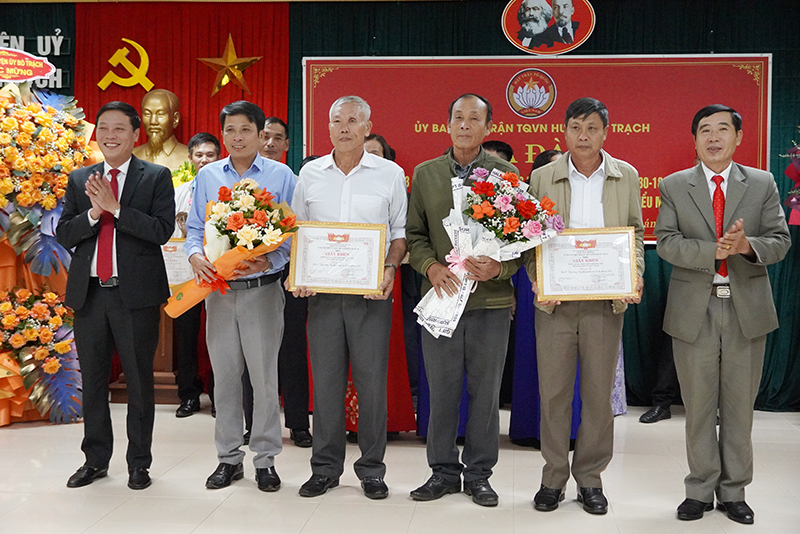 Ban Tổ chức hội thi trao thưởng cho các đơn vị đoạt giải ba.