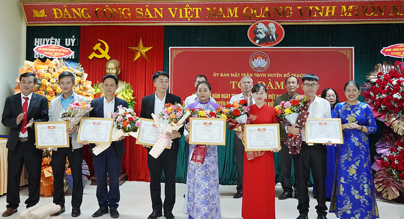 Ban Tổ chức hội thi trao thưởng cho các đơn vị đoạt giải khuyến khích.
