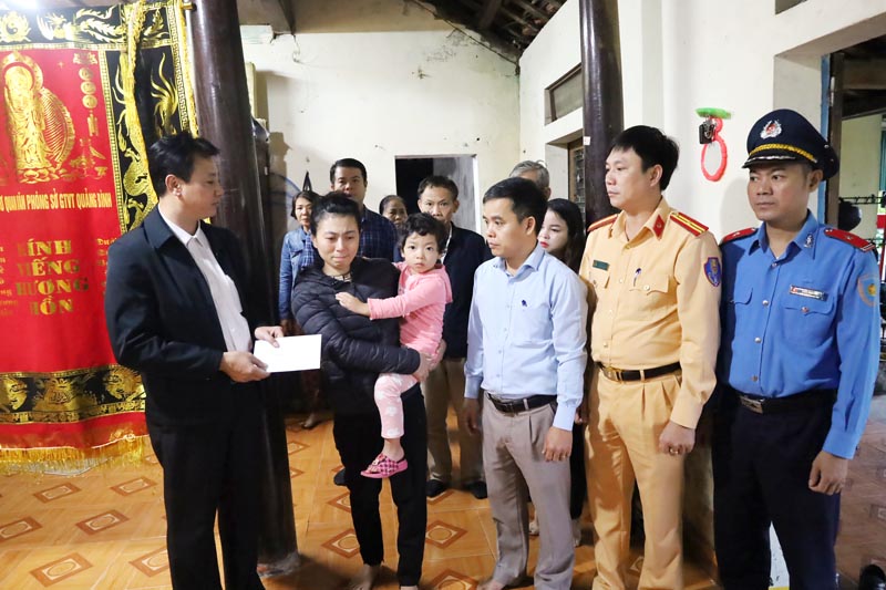 Đoàn công tác Ban An toàn giao thông tỉnh tặng quà, động viên, chia sẻ tại các gia đình có nạn nhân bị tử vong do TNGT ở huyện Quảng Ninh