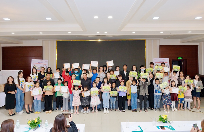 Các em nhỏ năng nổ tham gia lớp học về quản lý tài chính của đội ngũ giáo viên tình nguyện Cha-Ching. Ảnh: NVCC.