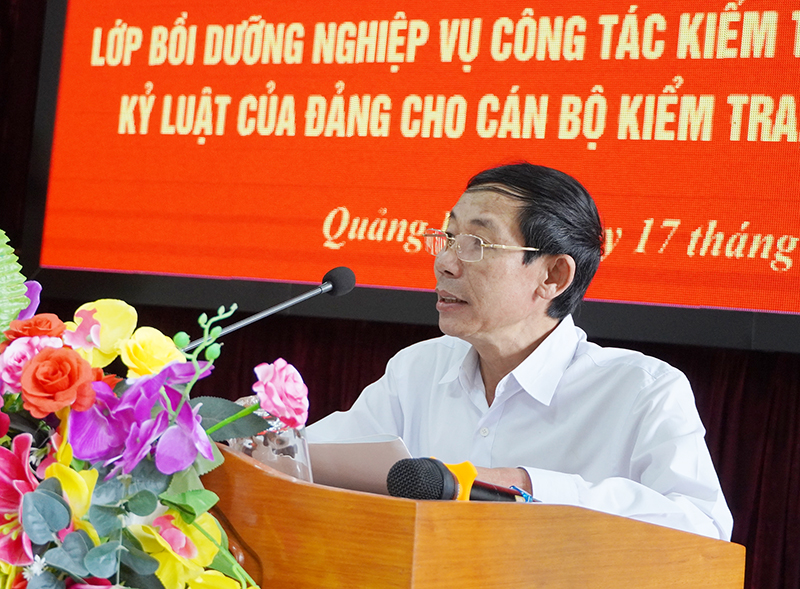 Đồng chí Phó Chủ nhiệm UBKT Tỉnh ủy Hoàng Chí Linh phát biểu chỉ đạo tại lễ bế giảng.