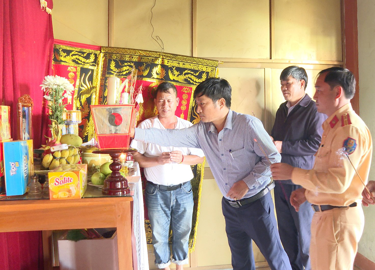 Đoàn công tác của Ban ATGT huyện Lệ Thủy thắp hương cho nạn nhân tử vong vì TNGT tại xã Cam Thủy.