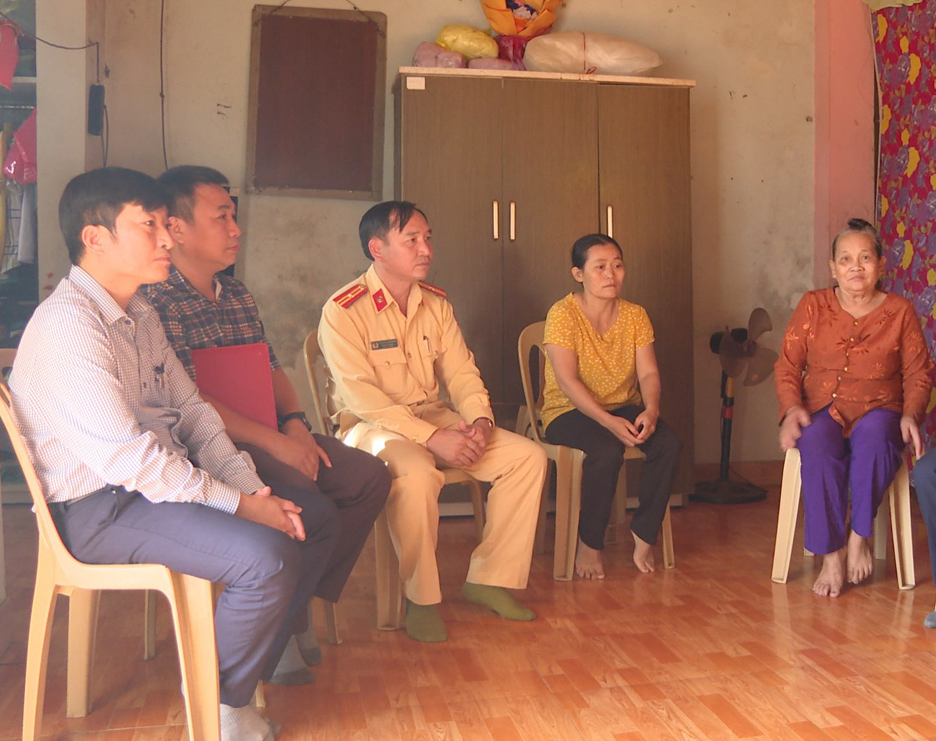  Đoàn công tác của Ban ATGT huyện Lệ Thủy thăm hỏi, động viên gia đình có nạn nhân bị tử vong do TNGT tại xã Hồng Thủy.