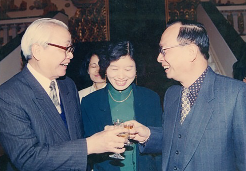 Ông Trần Đức Nguyên (bên phải) trò chuyện với Thủ tướng Võ Văn Kiệt (ảnh NVCC).