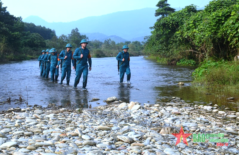 Tiểu đội Dân quân thường trực xã Sơn Kim 1 (Hương Sơn, Hà Tĩnh) tuần tra địa bàn.