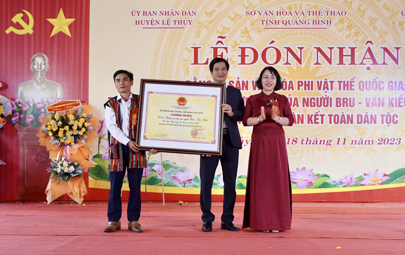  Đại diện lãnh đạo Sở Văn hóa-Thể thao trao chứng nhận lễ hội Mừng cơm mới của người Bru-Vân Kiều xã Ngân Thủy được đưa vào Danh mục di sản văn hóa phi vật thể quốc gia.