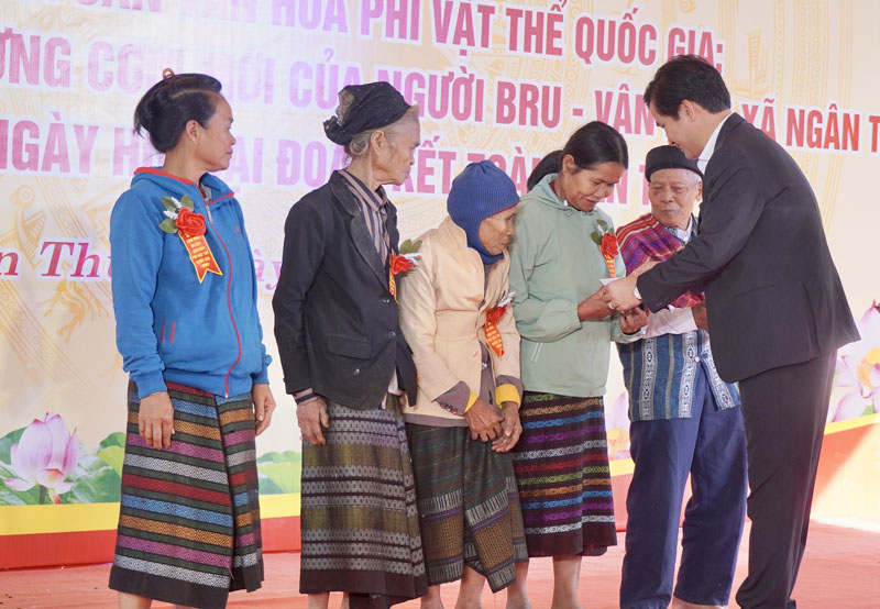 Đại diện lãnh đạo huyện Lệ Thủy trao quà cho các hộ dân có hoàn cảnh khó khăn xã Ngân Thủy.