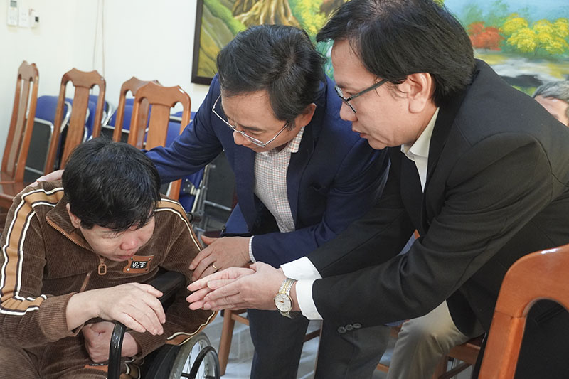  Đoàn đã trao tận tay từng món quà cho GV, NV có hoàn cảnh khó khăn. Cô giáo Nguyễn Thị Hải Búp, (Tiểu học Cao Quảng, Tuyên Hóa) một trong những trường  gặp hoàn cảnh đặc biệt khó khăn xúc động trước sự quan tâm của lãnh đạo ngày GD-ĐT