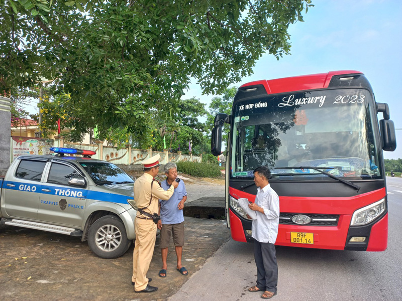 Kiểm tra điều kiện ô tô kinh doanh vận tải hành khách là một trong những nội dung được lực lượng Cảnh sát giao thông chú trong thực hiện dịp cuối năm.