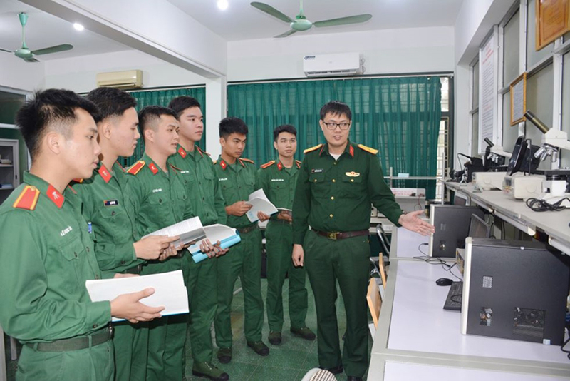 Giảng viên Khoa Vô tuyến điện, Học viện Kỹ thuật Quân sự truyền thụ kiến thức cho học viên. Ảnh: HỒNG SÁNG 