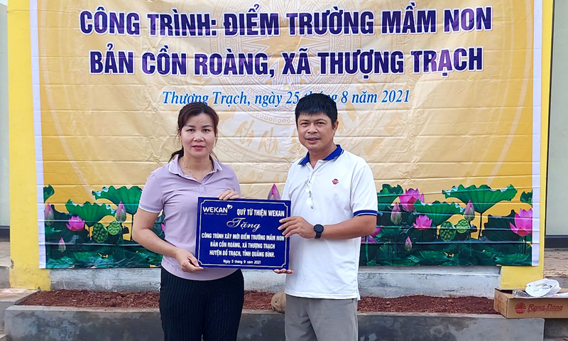 Thầy Hoàng Đức Hòa trao tiền ủng hộ xây dựng điểm Trường mầm non bản Cồn Roàng.