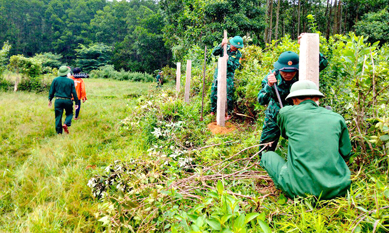 Mô hình hỗ trợ làm hàng rào cọc bê tông và dây thép gai bảo vệ đất sản xuất, hoa màu cho người Mã Liềng ở bản Cà Xen, xã Thanh Hóa.