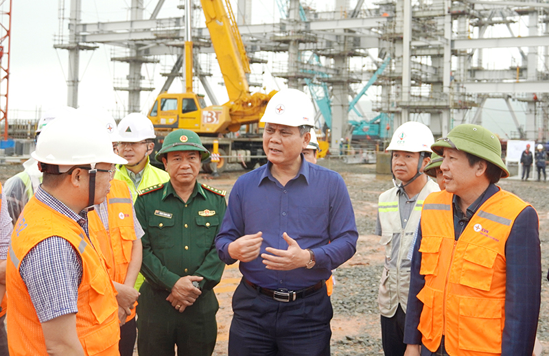 Đồng chí Chủ tịch UBND tỉnh Trần Thắng kiểm tra tiến độ thi công các dự án tại Trung tâm Điện lực Quảng Trạch.