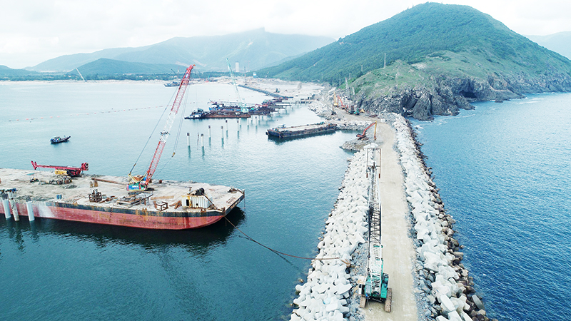 Công trình cảng nhập than và đê chắn sóng.