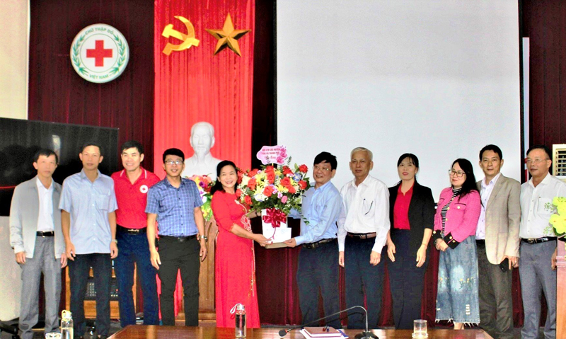 Các đại biểu tặng hoa chúc mừng kỷ niệm 77 năm Ngày thành lập Hội CTĐ Việt Nam.
