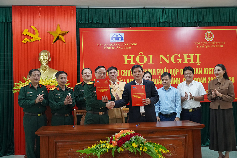 Hội CCB và Ban ATGT tỉnh đã tiến hành ký kết chương trình phối hợp thực hiện Cuộc vận động CCB Việt Nam tham gia giữ gìn trật tự ATGT và xây dựng VHGT giai đoạn 2023 – 2028.