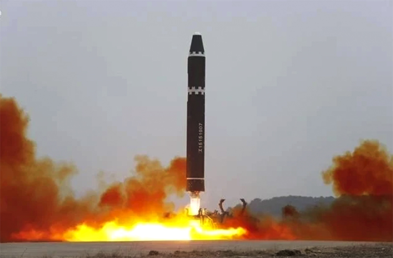 Một vụ phóng thử tên lửa đạn đạo liên lục địa Hwasong-15 của Triều Tiên ngày 18/2/2023. (Ảnh: YONHAP/TTXVN)